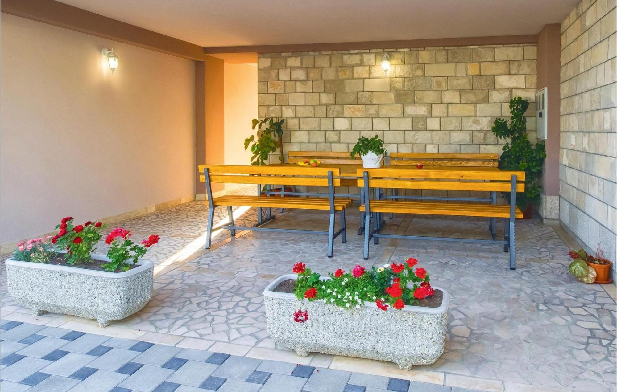 2 Bedroom Awesome Apartment In Mali Rat Sumpetar Esterno foto